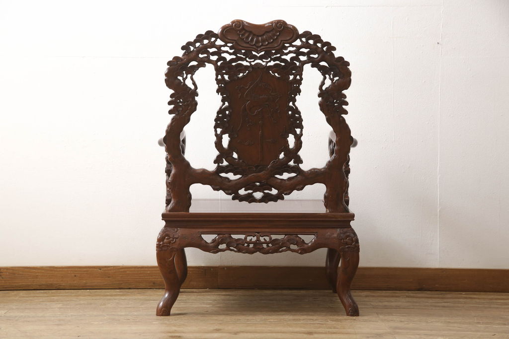 中古　美品　高級唐木家具　カリン材　細やかな彫りの意匠が魅力的なアームチェア(板座チェア、椅子、花梨材)(定価約42万円)(R-051609)