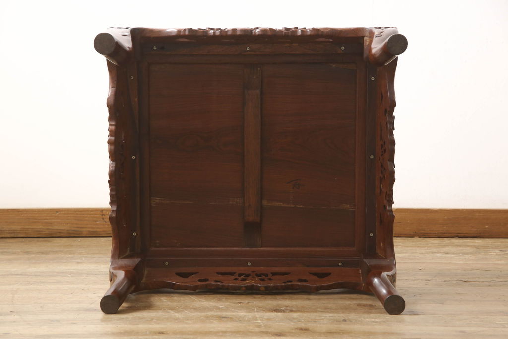 中古　美品　高級唐木家具　カリン材　細やかな彫りの意匠が魅力的なアームチェア(板座チェア、椅子、花梨材)(定価約42万円)(R-051609)