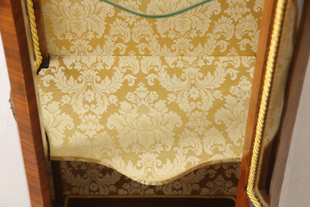 中古　イタリア高級輸入家具　エレガントで華やかな佇まいが目を引くショーケース(定価約49万円)(ガラスケース、陳列棚、飾り棚、キャビネット)(R-050082)