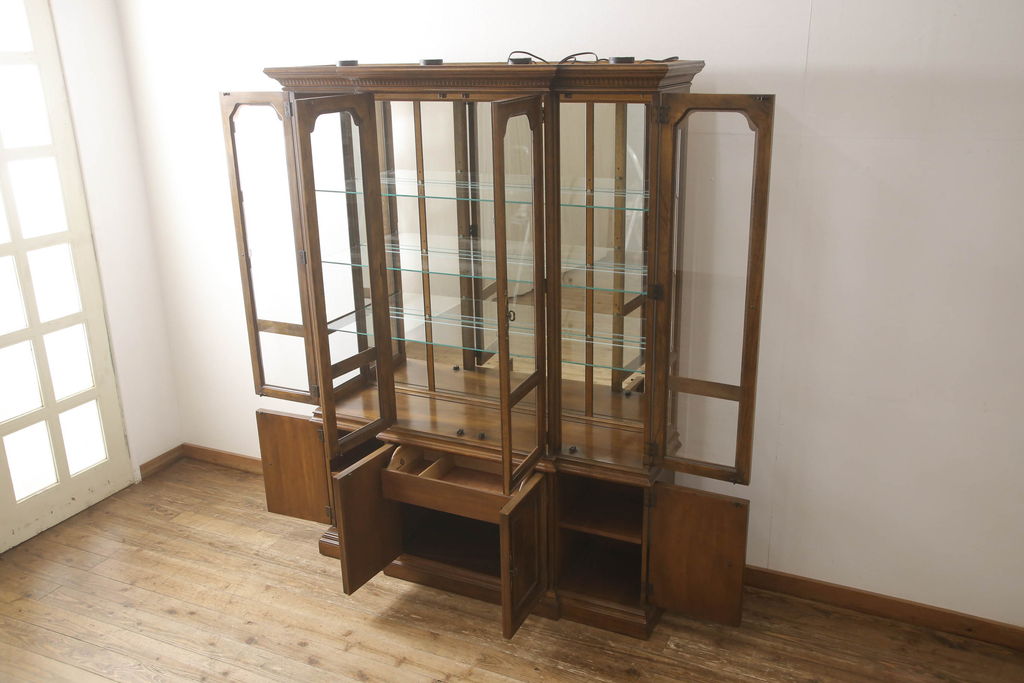 中古　美品　DREXEL HERITAGE(ドレクセルヘリテイジ)　Cameo Classics(キャメオクラシックス)　気品ある佇まいが高級感溢れるマホガニー材製三面ガラスキャビネット(定価約220万円)(キュリオケース、飾り棚、収納棚)(R-058790)