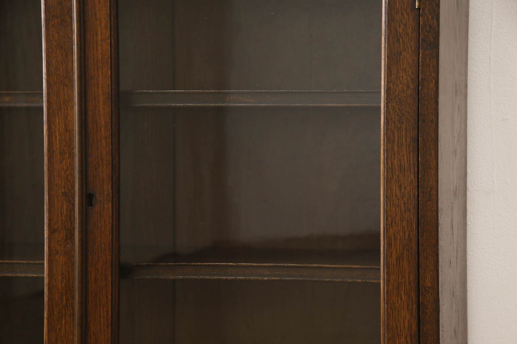 イギリスアンティーク　オーク材　サイズがいいね!　上品な佇まいが魅力的なブックケース(本箱、収納棚、戸棚、キャビネット)(R-061147)