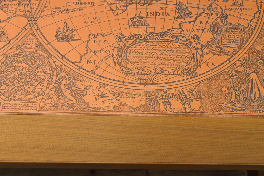 北欧ビンテージ 希少デザイン ブロンズ天板 チーク材 世界地図の図柄がお洒落なガラス天板付きセンターテーブル(ローテーブル、ヴィンテージ)(R-057321)