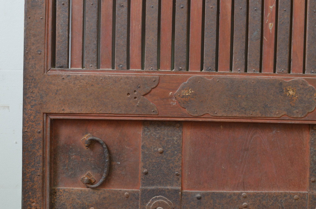 アンティーク建具　総欅(ケヤキ)材　富山産　金具の装飾が立派な格子蔵戸1枚(引き戸、格子戸)(R-069106)