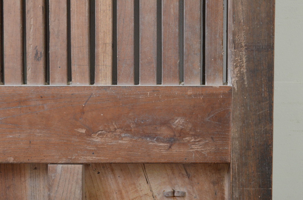 アンティーク建具　総欅(ケヤキ)材　富山産　金具の装飾が立派な格子蔵戸1枚(引き戸、格子戸)(R-069106)