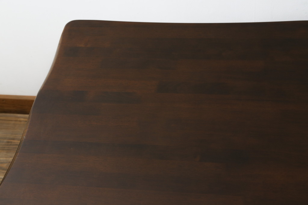 中古　希少な廃盤品　カリモク家具(karimoku)　ルスティック(RUSTIC)　柔らかな曲線が優しい雰囲気を醸し出すダイニングテーブル(食卓、4人掛け)(R-074055)