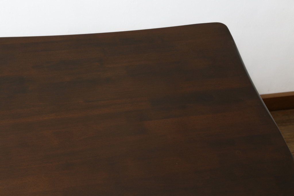中古　希少な廃盤品　カリモク家具(karimoku)　ルスティック(RUSTIC)　柔らかな曲線が優しい雰囲気を醸し出すダイニングテーブル(食卓、4人掛け)(R-074055)