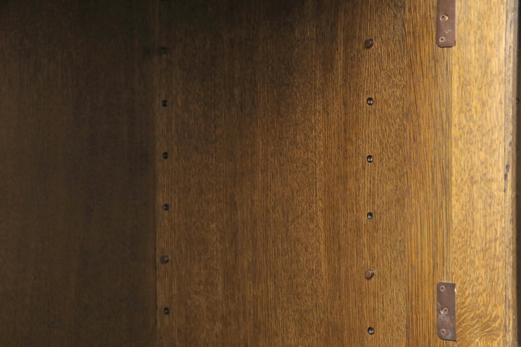 ビンテージ家具　ヨーロッパアンティーク調　オーク材　凝ったつくりが美しいサイドボード(収納棚、戸棚、ヴィンテージ)(R-057111)