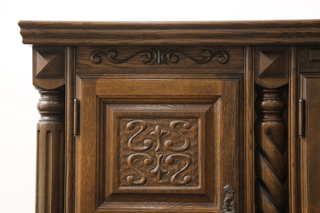 ビンテージ家具　ヨーロッパアンティーク調　オーク材　凝ったつくりが美しいサイドボード(収納棚、戸棚、ヴィンテージ)(R-057111)