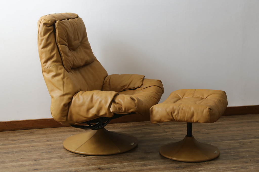 中古　美品　希少な廃番品　EKORNES(エコーネス)　最上級クラス　ドルチェシリーズ　ストレスレスチェアとオットマンのセット(本革、レザー、リクライニングチェア、回転チェア、椅子、一人掛けソファ、1Pソファ、フットスツール、北欧)(定価約50万円)(R-081813)