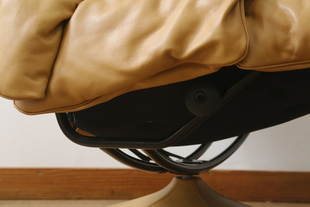 中古　美品　希少な廃番品　EKORNES(エコーネス)　最上級クラス　ドルチェシリーズ　ストレスレスチェアとオットマンのセット(本革、レザー、リクライニングチェア、回転チェア、椅子、一人掛けソファ、1Pソファ、フットスツール、北欧)(定価約50万円)(R-081813)