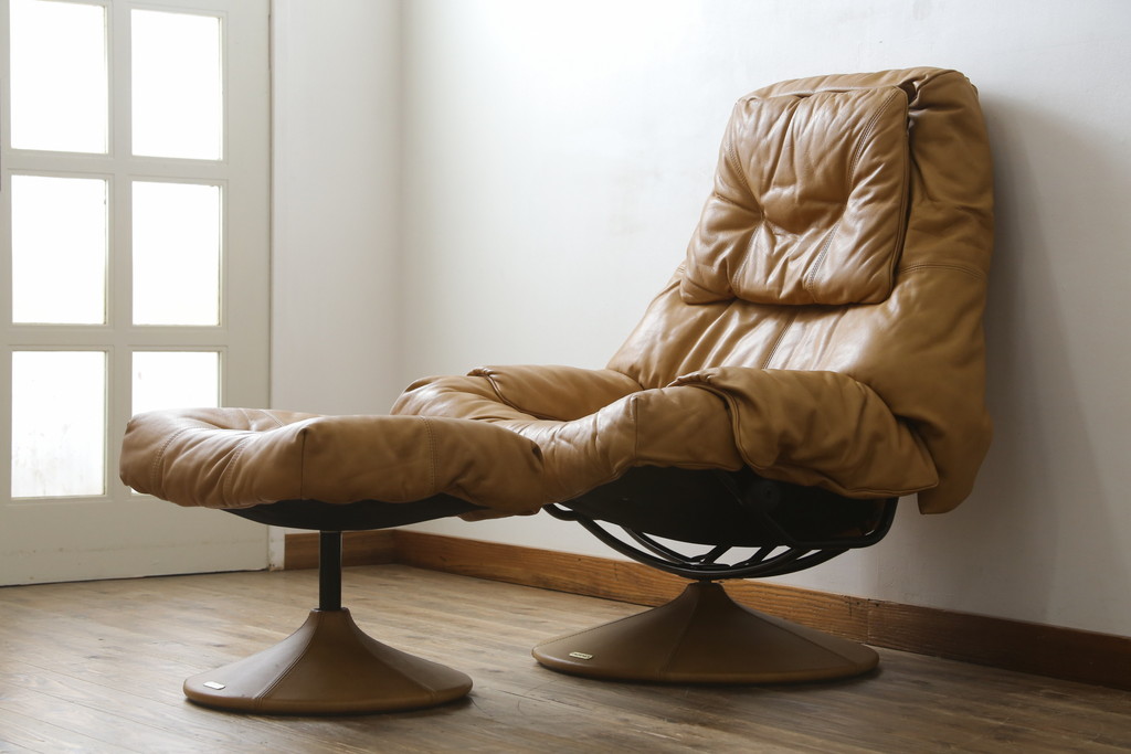 中古　美品　希少な廃番品　EKORNES(エコーネス)　最上級クラス　ドルチェシリーズ　ストレスレスチェアとオットマンのセット(本革、レザー、リクライニングチェア、回転チェア、椅子、一人掛けソファ、1Pソファ、フットスツール、北欧)(定価約50万円)(R-081813)