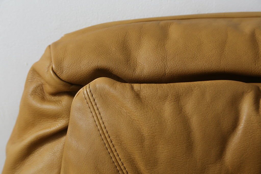 中古　美品　希少な廃番品　EKORNES(エコーネス)　最上級クラス　ドルチェシリーズ　ストレスレスチェアとオットマンのセット(本革、レザー、リクライニングチェア、回転チェア、椅子、一人掛けソファ、1Pソファ、フットスツール、北欧)(定価約50万円)(R-081813)