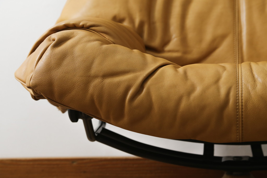 中古　美品　希少な廃番品　EKORNES(エコーネス)　最上級クラス　ドルチェシリーズ　ストレスレスチェアとオットマンのセット(本革、レザー、リクライニングチェア、回転チェア、椅子、一人掛けソファ、1Pソファ、フットスツール、北欧)(定価約50万円)(R-081813)