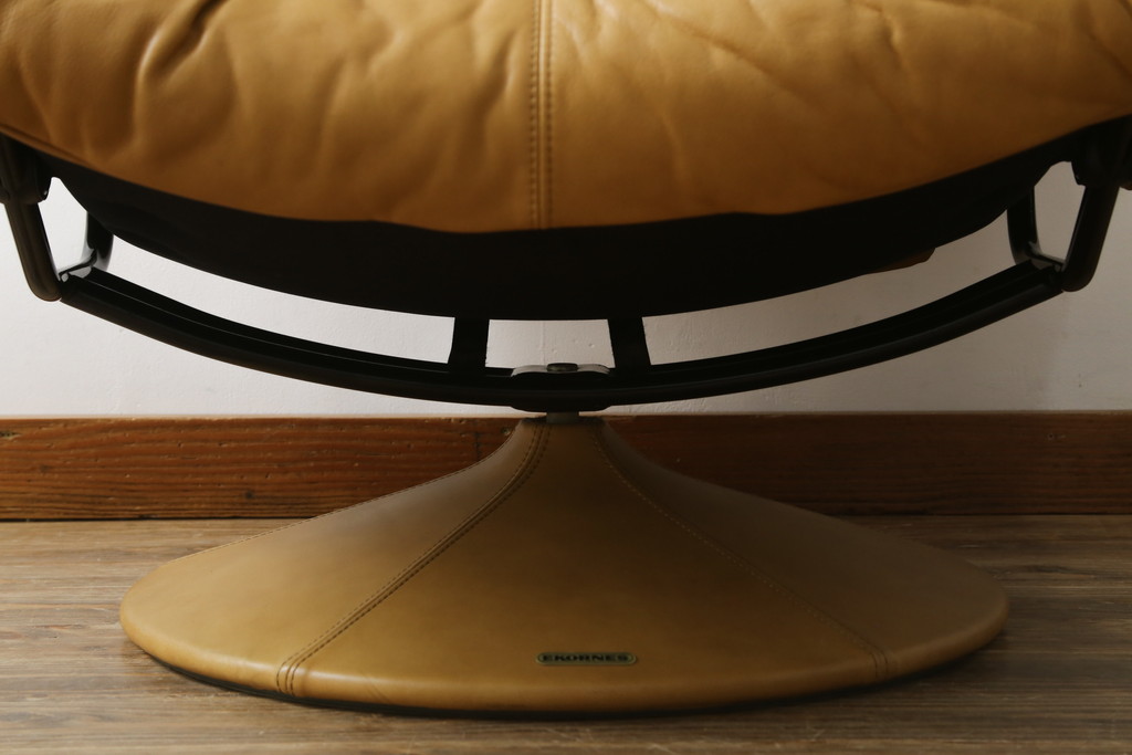 中古　美品　希少な廃番品　EKORNES(エコーネス)　最上級クラス　ドルチェシリーズ　ストレスレスチェアとオットマンのセット(本革、レザー、リクライニングチェア、回転チェア、椅子、一人掛けソファ、1Pソファ、フットスツール、北欧)(定価約50万円)(R-081813)