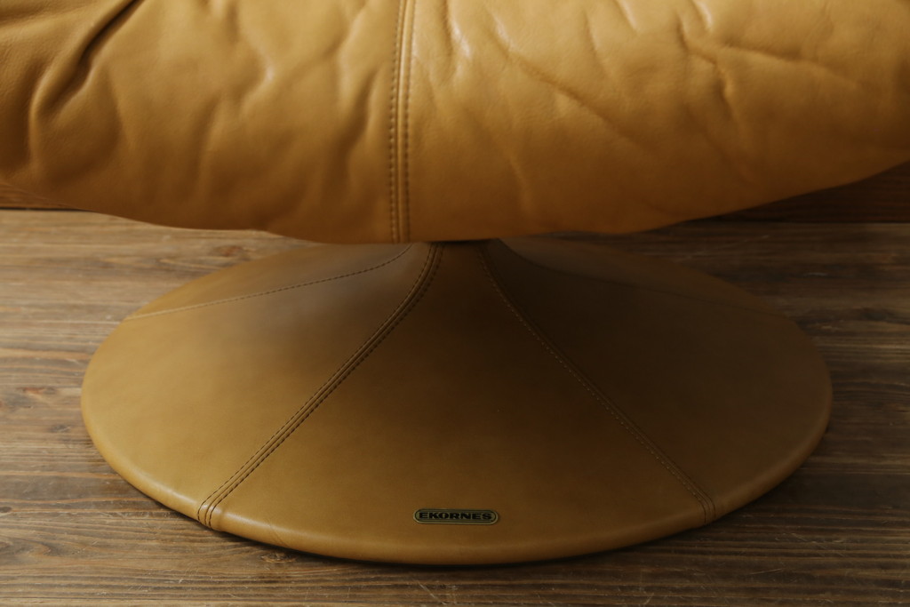 中古　美品　希少な廃番品　EKORNES(エコーネス)　最上級クラス　ドルチェシリーズ　ストレスレスチェアとオットマンのセット(本革、レザー、リクライニングチェア、回転チェア、椅子、一人掛けソファ、1Pソファ、フットスツール、北欧)(定価約50万円)(R-081813)