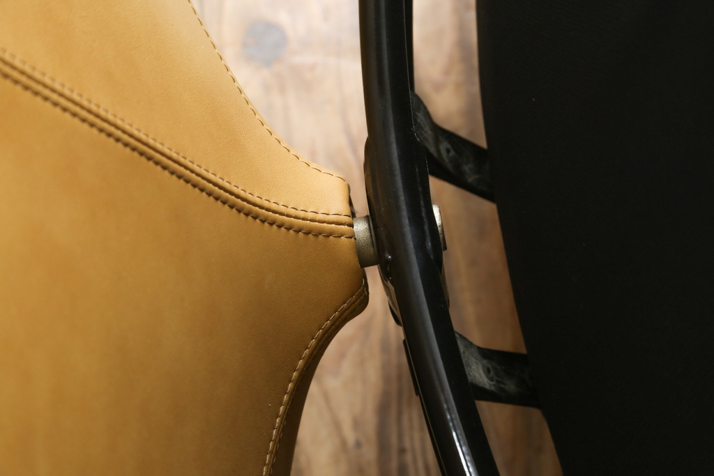 中古　美品　希少な廃番品　EKORNES(エコーネス)　最上級クラス　ドルチェシリーズ　ストレスレスチェアとオットマンのセット(本革、レザー、リクライニングチェア、回転チェア、椅子、一人掛けソファ、1Pソファ、フットスツール、北欧)(定価約50万円)(R-081813)