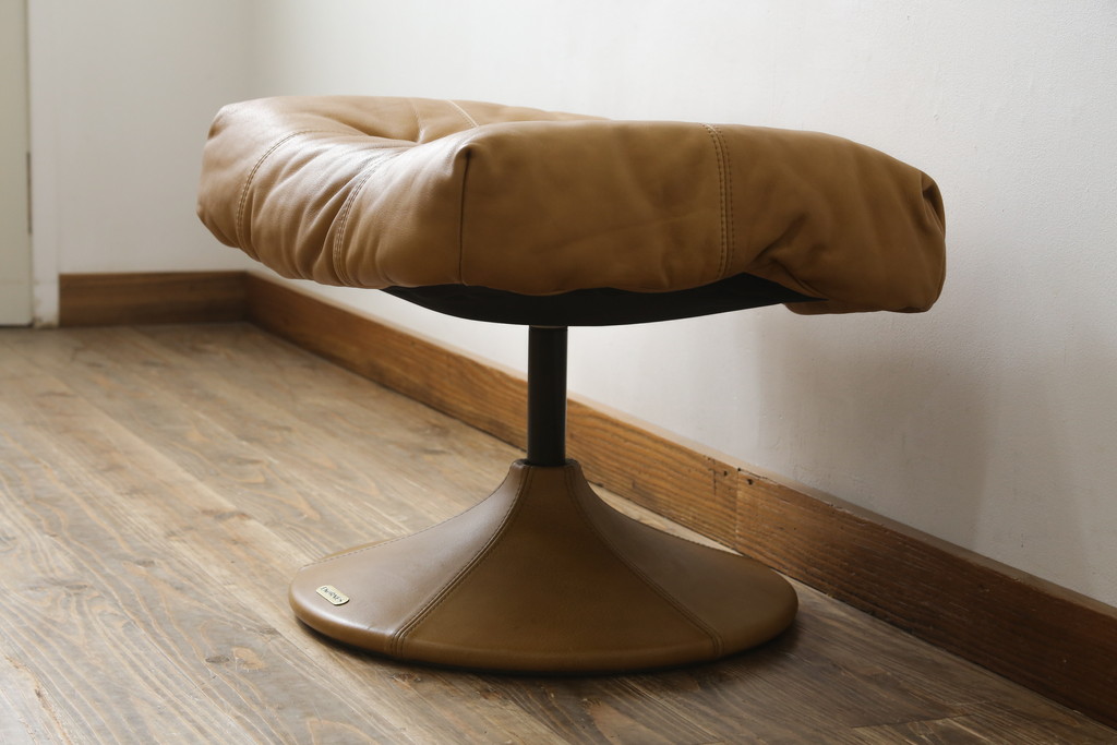 中古　美品　希少な廃番品　EKORNES(エコーネス)　最上級クラス　ドルチェシリーズ　ストレスレスチェアとオットマンのセット(本革、レザー、リクライニングチェア、回転チェア、椅子、一人掛けソファ、1Pソファ、フットスツール、北欧)(定価約50万円)(R-081813)