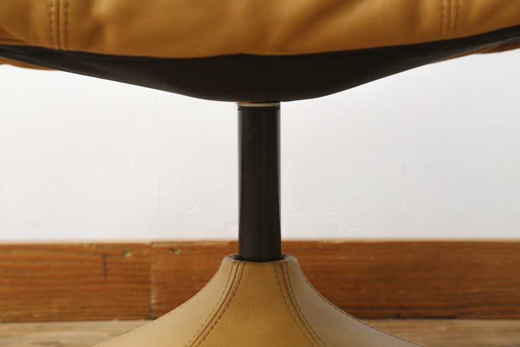 中古　美品　希少な廃番品　EKORNES(エコーネス)　最上級クラス　ドルチェシリーズ　ストレスレスチェアとオットマンのセット(本革、レザー、リクライニングチェア、回転チェア、椅子、一人掛けソファ、1Pソファ、フットスツール、北欧)(定価約50万円)(R-081813)