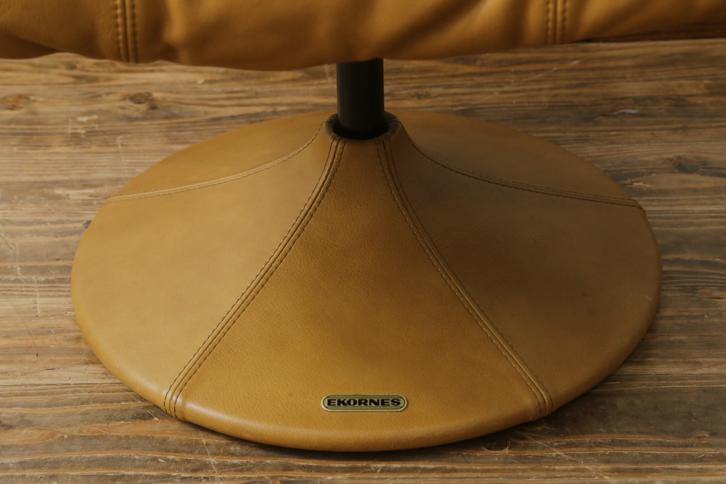 中古　美品　希少な廃番品　EKORNES(エコーネス)　最上級クラス　ドルチェシリーズ　ストレスレスチェアとオットマンのセット(本革、レザー、リクライニングチェア、回転チェア、椅子、一人掛けソファ、1Pソファ、フットスツール、北欧)(定価約50万円)(R-081813)