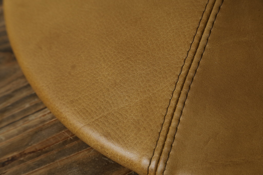 中古　美品　希少な廃番品　EKORNES(エコーネス)　最上級クラス　ドルチェシリーズ　ストレスレスチェアとオットマンのセット(本革、レザー、リクライニングチェア、回転チェア、椅子、一人掛けソファ、1Pソファ、フットスツール、北欧)(定価約50万円)(R-081813)