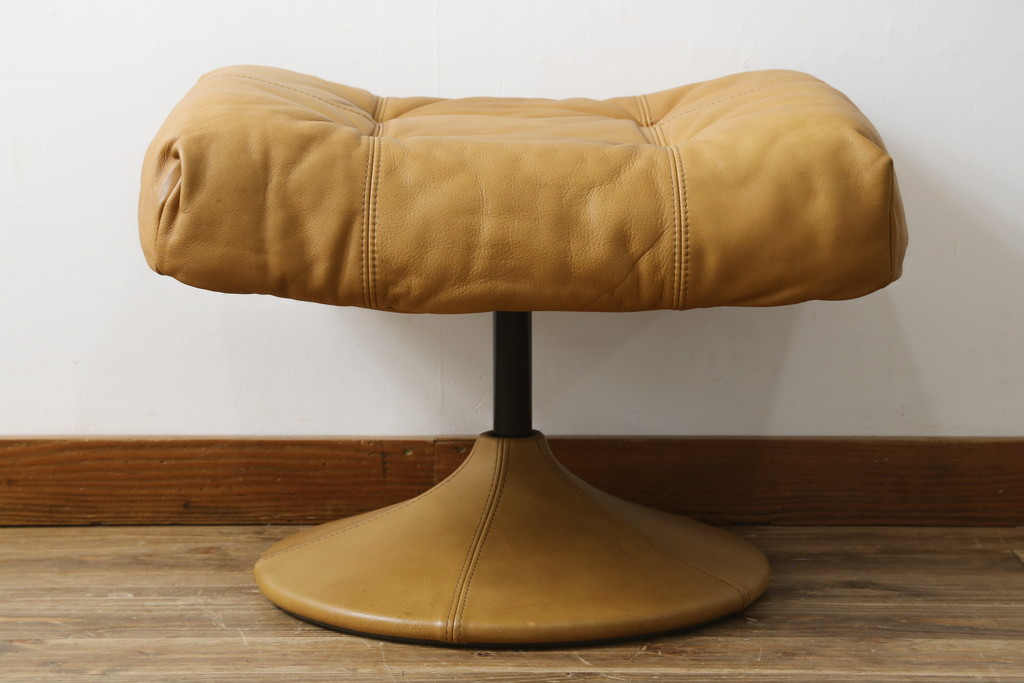 中古　美品　希少な廃番品　EKORNES(エコーネス)　最上級クラス　ドルチェシリーズ　ストレスレスチェアとオットマンのセット(本革、レザー、リクライニングチェア、回転チェア、椅子、一人掛けソファ、1Pソファ、フットスツール、北欧)(定価約50万円)(R-081813)