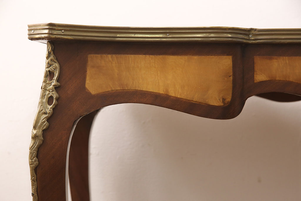 中古　イタリア製　マホガニー材　真鍮の装飾が高級感を醸し出すレザートップデスク(ワークデスク、在宅ワーク、在宅用、テーブル、作業台)(R-050443)