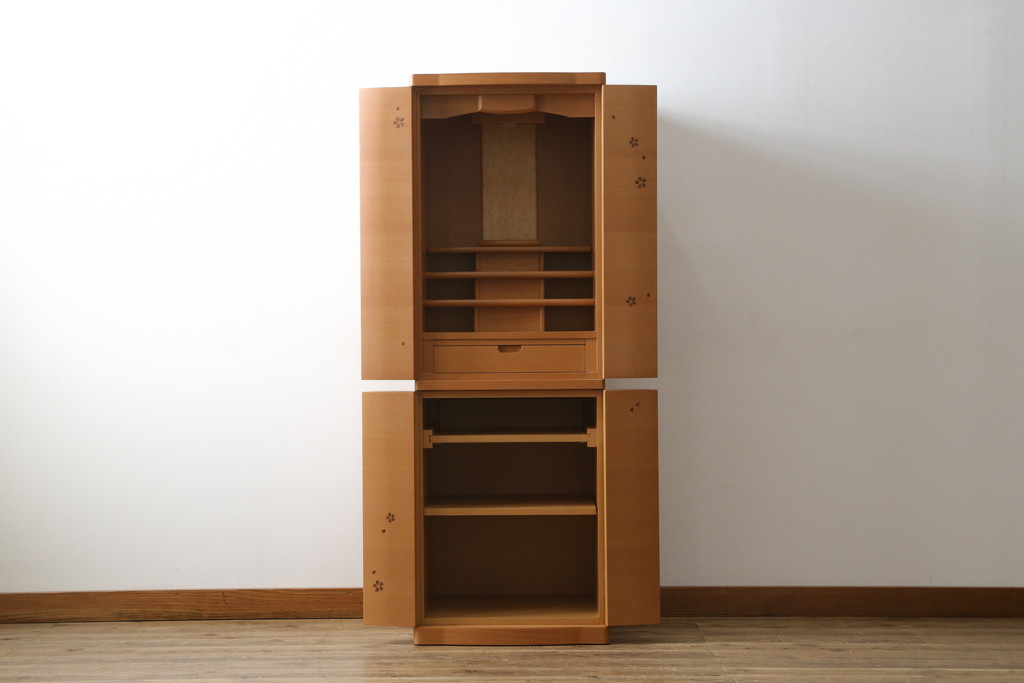 中古　未使用展示品　桜模様と明るい色合いが軽やかな雰囲気を醸し出す照明付きのモダン仏壇(床置き仏壇、家具調仏壇、祭壇、戸棚、収納棚)(定価約40万円)(R-080361)