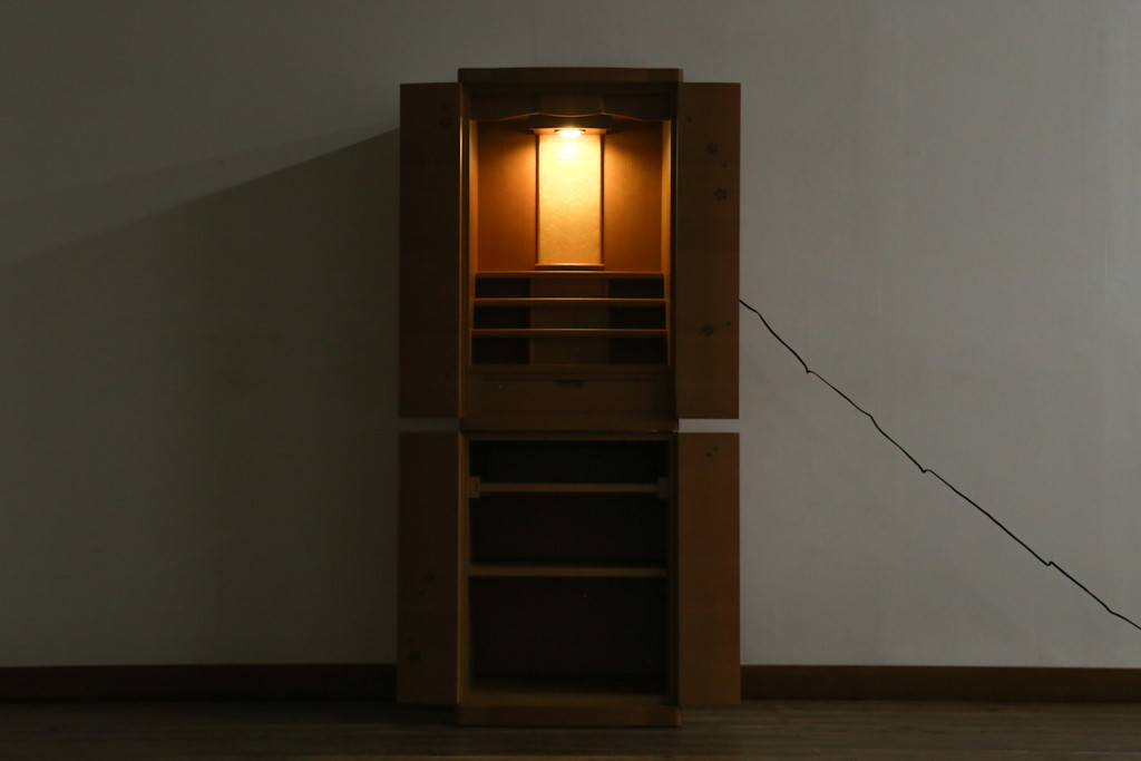 中古　未使用展示品　桜模様と明るい色合いが軽やかな雰囲気を醸し出す照明付きのモダン仏壇(床置き仏壇、家具調仏壇、祭壇、戸棚、収納棚)(定価約40万円)(R-080361)
