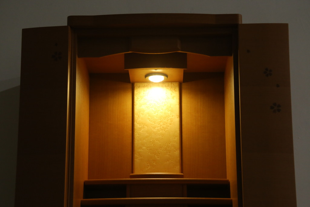 中古　未使用展示品　桜模様と明るい色合いが軽やかな雰囲気を醸し出す照明付きのモダン仏壇(床置き仏壇、家具調仏壇、祭壇、戸棚、収納棚)(定価約40万円)(R-080361)