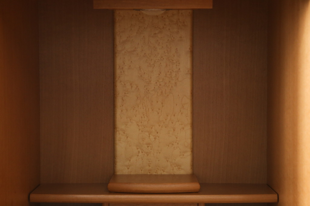 中古　未使用展示品　桜模様と明るい色合いが軽やかな雰囲気を醸し出す照明付きのモダン仏壇(床置き仏壇、家具調仏壇、祭壇、戸棚、収納棚)(定価約40万円)(R-080361)