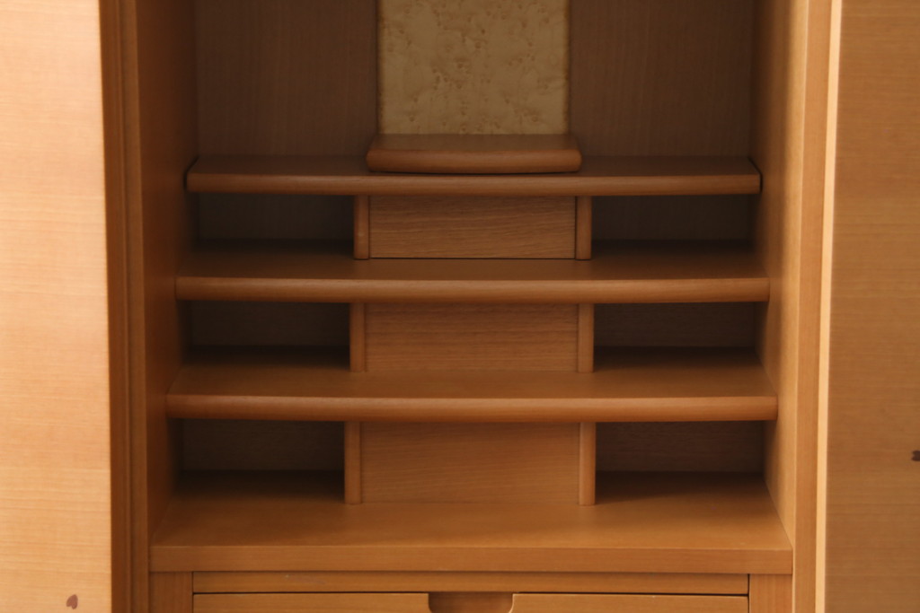 中古　未使用展示品　桜模様と明るい色合いが軽やかな雰囲気を醸し出す照明付きのモダン仏壇(床置き仏壇、家具調仏壇、祭壇、戸棚、収納棚)(定価約40万円)(R-080361)