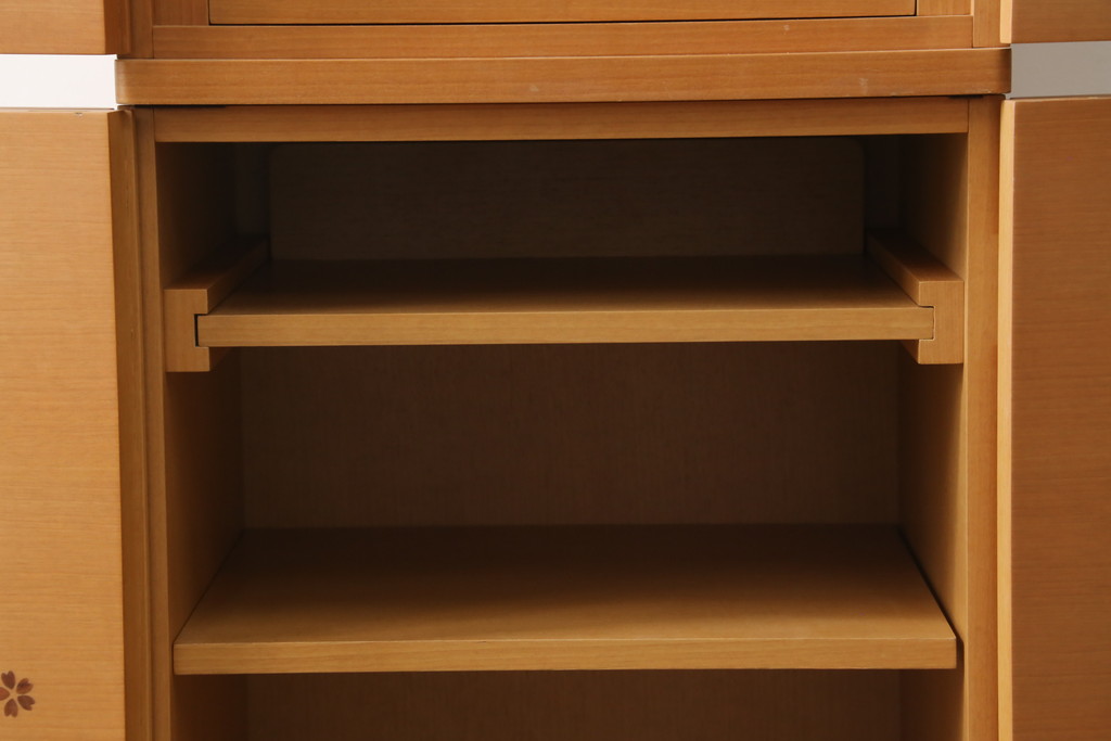 中古　未使用展示品　桜模様と明るい色合いが軽やかな雰囲気を醸し出す照明付きのモダン仏壇(床置き仏壇、家具調仏壇、祭壇、戸棚、収納棚)(定価約40万円)(R-080361)