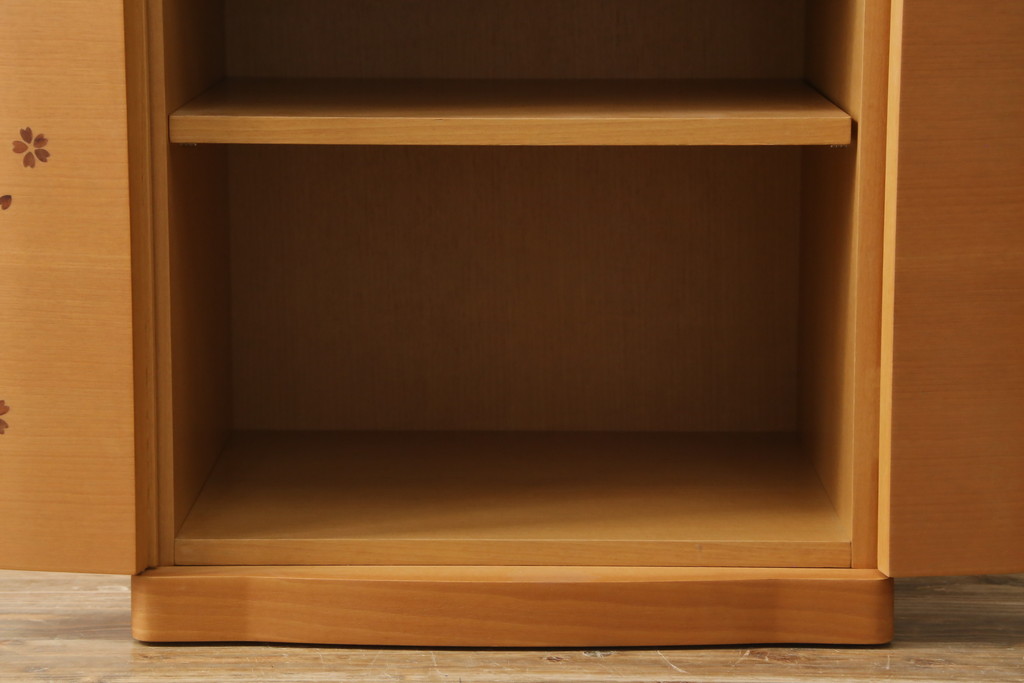 中古　未使用展示品　桜模様と明るい色合いが軽やかな雰囲気を醸し出す照明付きのモダン仏壇(床置き仏壇、家具調仏壇、祭壇、戸棚、収納棚)(定価約40万円)(R-080361)
