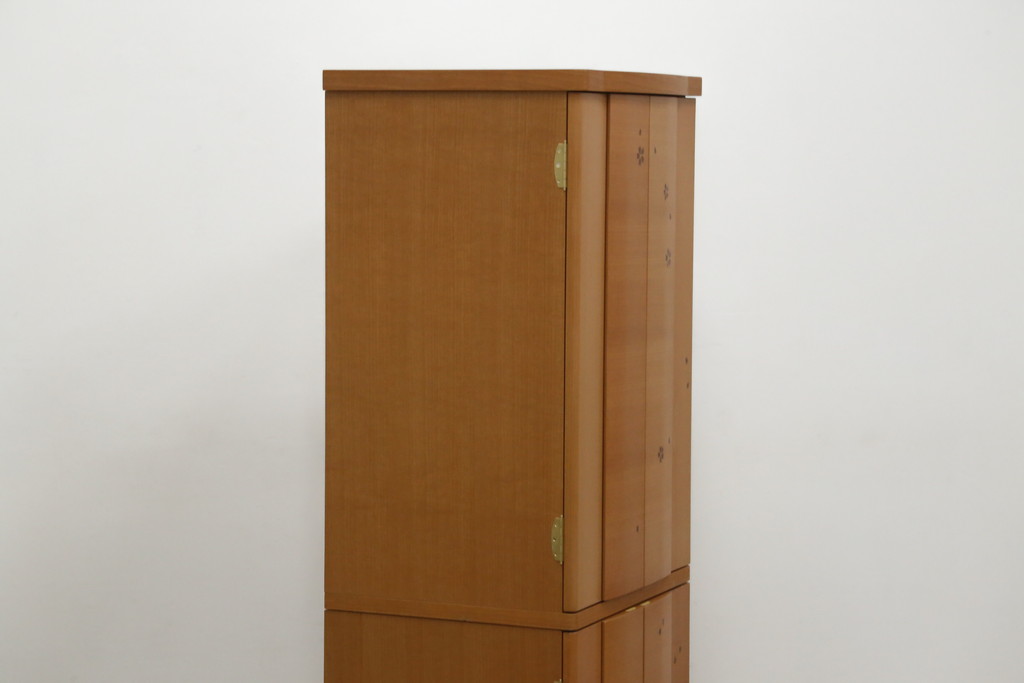 中古　未使用展示品　桜模様と明るい色合いが軽やかな雰囲気を醸し出す照明付きのモダン仏壇(床置き仏壇、家具調仏壇、祭壇、戸棚、収納棚)(定価約40万円)(R-080361)