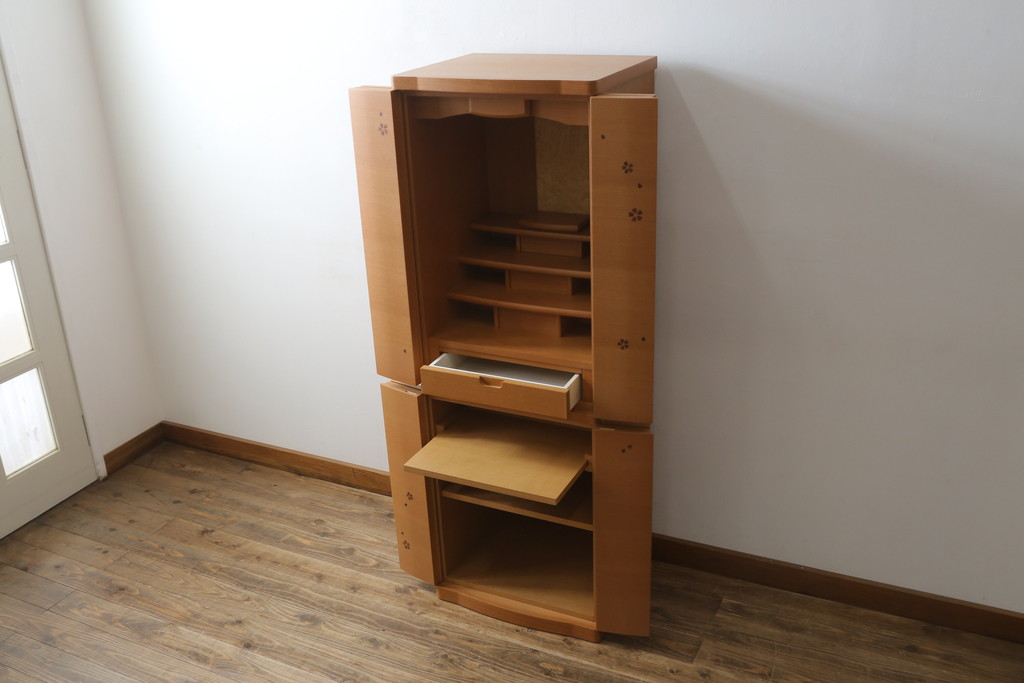 中古　未使用展示品　桜模様と明るい色合いが軽やかな雰囲気を醸し出す照明付きのモダン仏壇(床置き仏壇、家具調仏壇、祭壇、戸棚、収納棚)(定価約40万円)(R-080361)