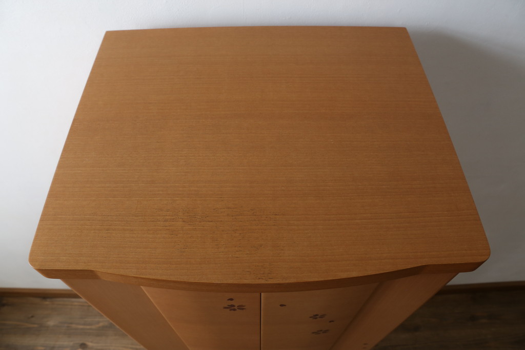 中古　未使用展示品　桜模様と明るい色合いが軽やかな雰囲気を醸し出す照明付きのモダン仏壇(床置き仏壇、家具調仏壇、祭壇、戸棚、収納棚)(定価約40万円)(R-080361)