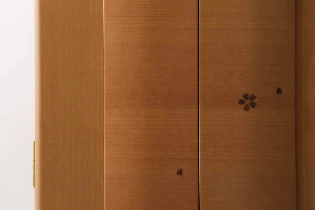 中古　未使用展示品　桜模様と明るい色合いが軽やかな雰囲気を醸し出す照明付きのモダン仏壇(床置き仏壇、家具調仏壇、祭壇、戸棚、収納棚)(定価約40万円)(R-080361)
