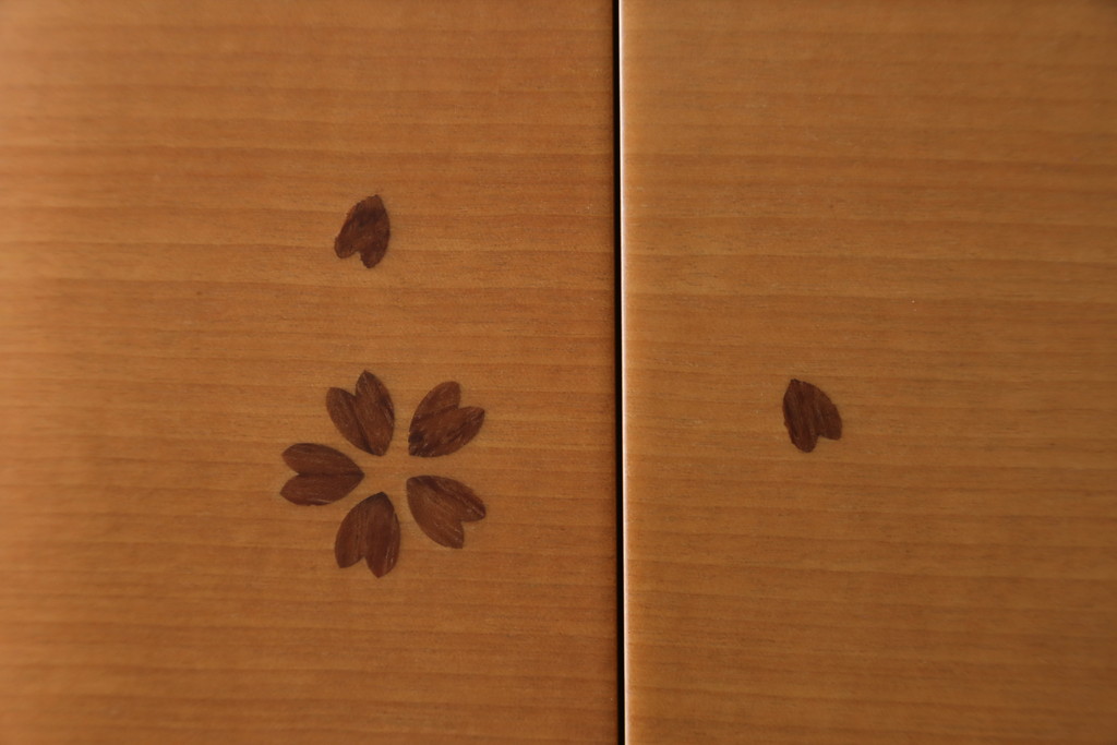 中古　未使用展示品　桜模様と明るい色合いが軽やかな雰囲気を醸し出す照明付きのモダン仏壇(床置き仏壇、家具調仏壇、祭壇、戸棚、収納棚)(定価約40万円)(R-080361)