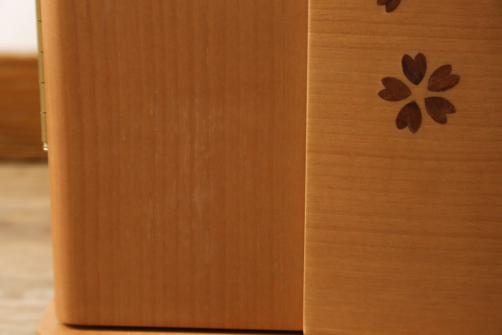 中古　未使用展示品　桜模様と明るい色合いが軽やかな雰囲気を醸し出す照明付きのモダン仏壇(床置き仏壇、家具調仏壇、祭壇、戸棚、収納棚)(定価約40万円)(R-080361)