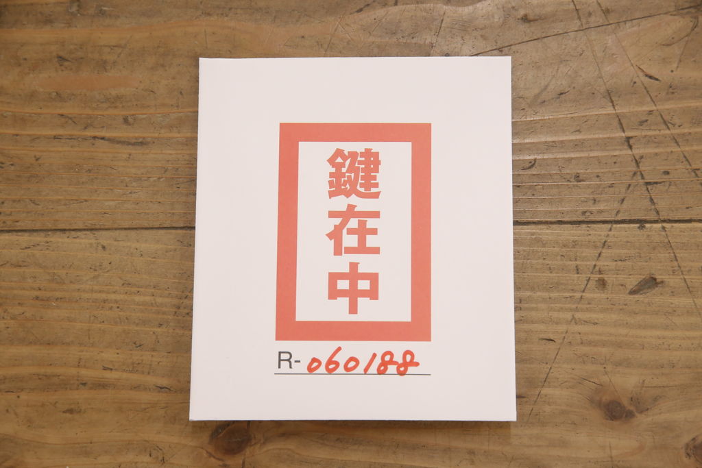 【婚礼家具リメイク実例】お客様持ち込みの桐箪笥を上中下に分けてリメイク!上段はサイドボード、中段は衣装盆を活かしたサイドボード、下段はチェストへ。それぞれ天板、脚、キャスターを取り付け、下段は台輪内部にキャスター取り付け、引き戸へは鍵も取り付けました。本体、脚、取っ手はアンティークホワイトにペイントし、天板はブラウン系でステイン仕上げを施しました。(収納棚、戸棚、キャビネット、サイドチェスト)