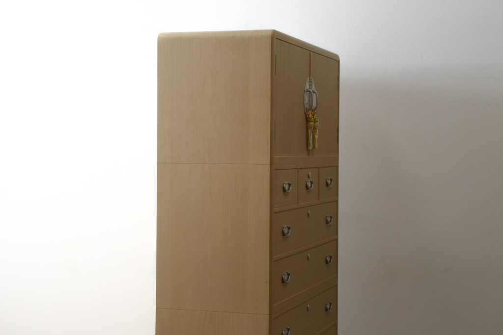 中古　美品　光彦刻　淡い色合いの品のある金具が魅力的な加茂総桐箪笥(総桐たんす、四方丸、大丸、衣装箪笥、収納箪笥、和タンス、引き出し、バラ売り可能)(定価約200万円)(R-082830)