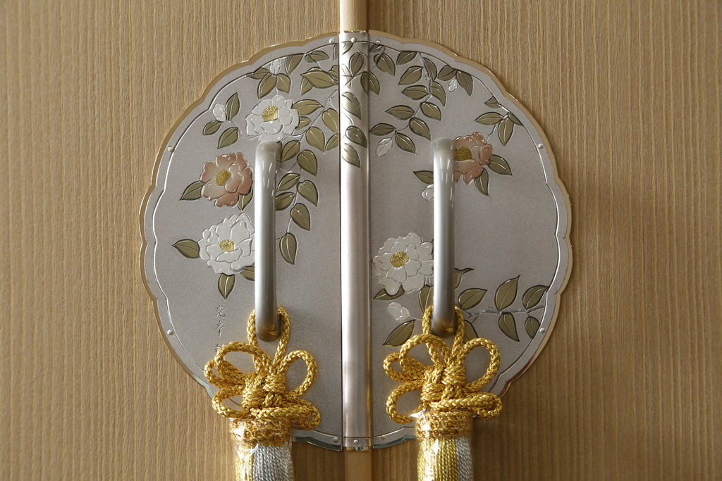 中古　美品　光彦刻　淡い色合いの品のある金具が魅力的な加茂総桐箪笥(総桐たんす、四方丸、大丸、衣装箪笥、収納箪笥、和タンス、引き出し、バラ売り可能)(定価約200万円)(R-082830)