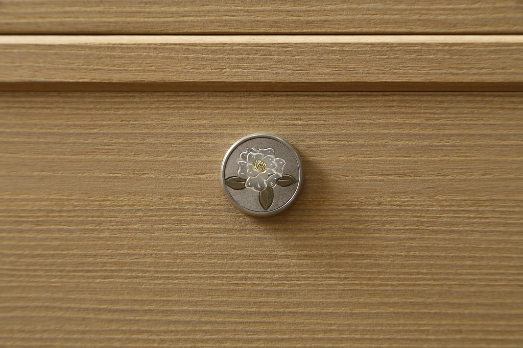 中古　美品　光彦刻　淡い色合いの品のある金具が魅力的な加茂総桐箪笥(総桐たんす、四方丸、大丸、衣装箪笥、収納箪笥、和タンス、引き出し、バラ売り可能)(定価約200万円)(R-082830)