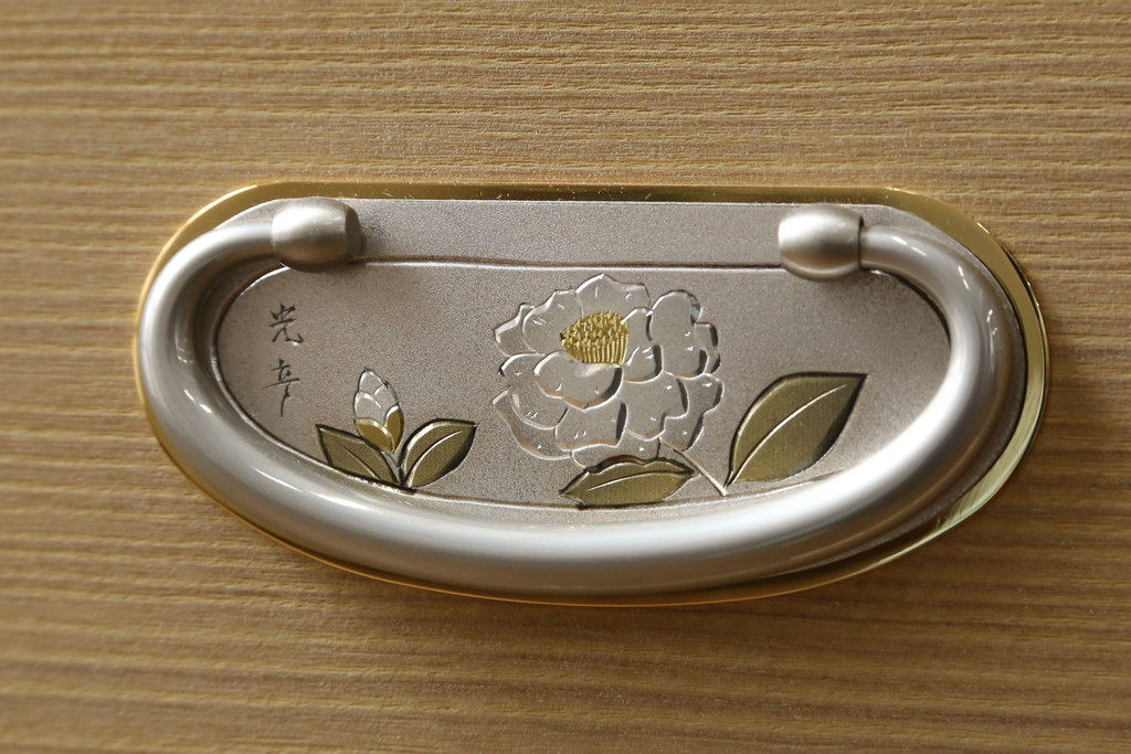 中古　美品　光彦刻　淡い色合いの品のある金具が魅力的な加茂総桐箪笥(総桐たんす、四方丸、大丸、衣装箪笥、収納箪笥、和タンス、引き出し、バラ売り可能)(定価約200万円)(R-082830)