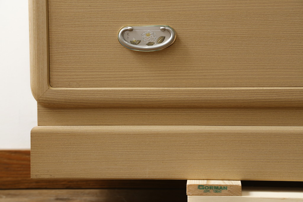 中古　美品　光彦刻　淡い色合いの品のある金具が魅力的な加茂総桐箪笥(総桐たんす、四方丸、大丸、衣装箪笥、収納箪笥、和タンス、引き出し、バラ売り可能)(定価約200万円)(R-082830)
