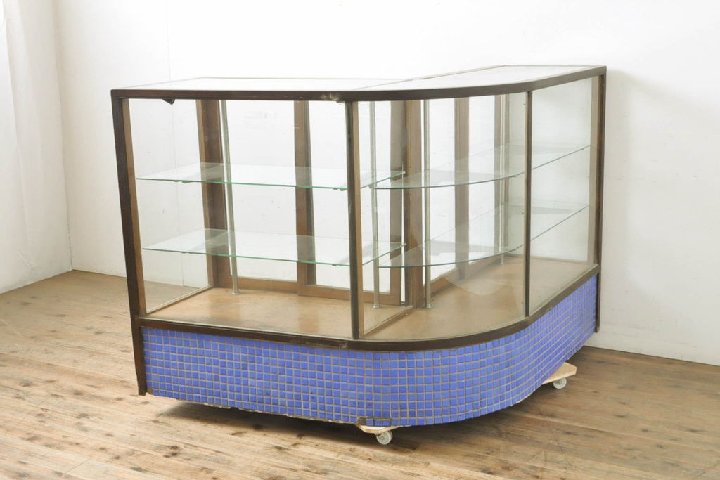 昭和レトロ　ブルーカラーのタイルが目を惹くL型ガラスケース(Rガラス、ショーケース、店舗什器、陳列棚、曲げガラス)(R-060241)