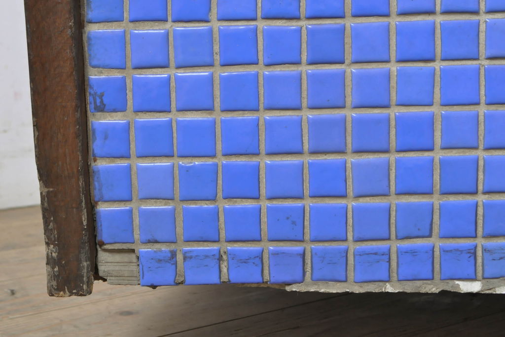 昭和レトロ　ブルーカラーのタイルが目を惹くL型ガラスケース(Rガラス、ショーケース、店舗什器、陳列棚、曲げガラス)(R-060241)