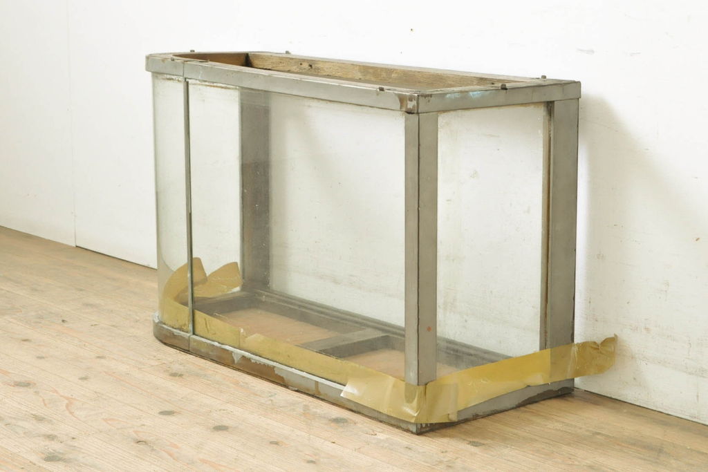 和製アンティーク　薄型　レトロな雰囲気ただようRガラス入り卓上ガラスケース(Rガラス、ショーケース、店舗什器、陳列棚、曲げガラス)(R-060242)