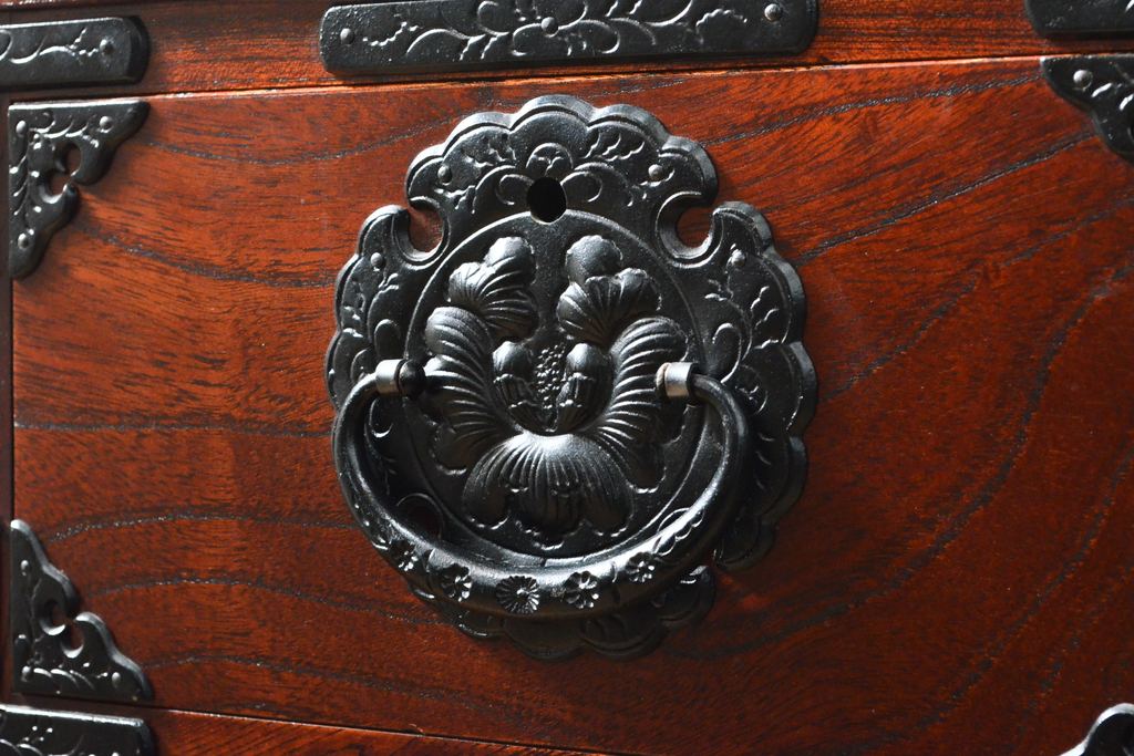 中古　美品　岩谷堂箪笥　重厚感ある金具と力強い木目が目を引く収納箪笥(和タンス、引き出し、チェスト、衣装箪笥)(R-057588)