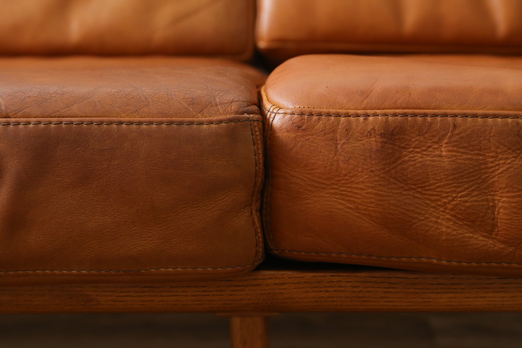 中古　美品　希少な廃番品　ACME Furniture(アクメファニチャー)　DELMAR(デルマー)　使い込まれた本革(レザー)がヴィンテージスタイルによく馴染む3人掛けソファ(三人掛けソファ、3P、トリプルソファ)(定価約30万円)(R-081448)